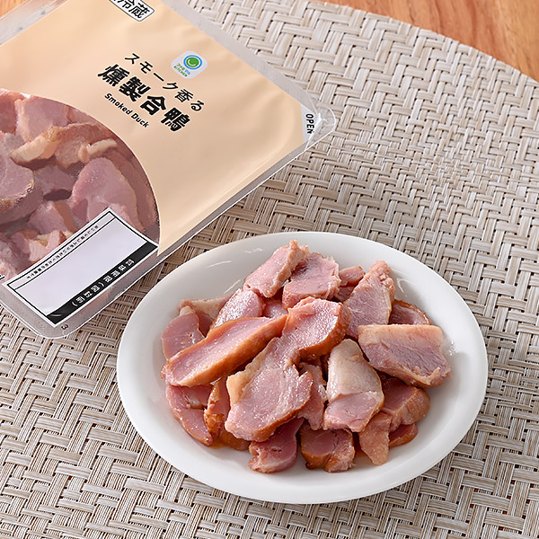 ファミリーマートのスモーク香る燻製合鴨を比較する。税込価格：338円。じっくりと時間をかけてスモークし、燻した香りと豊かな旨みが楽しめる合鴨です。お酒との相性も良く、おつまみにもぴったりな燻製合鴨です。