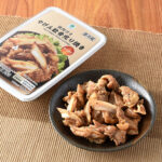 ファミリーマートの鶏肉付きやげん軟骨炙り焼きを比較する。税込価格：398円。鶏のやげん軟骨にハラミ肉をつけてカットした鶏肉付きやげん軟骨の炙り焼きです。にんにくと黒コショウで味付けした、おつまみにぴったりな商品です。