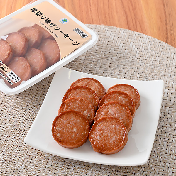 ファミリーマートの厚切り揚げソーセージを比較する。税込価格：398円。チキン＆ポークのボロニアソーセージを厚めにスライスし、こんがりと揚げています。おつまみにピッタリな濃い目の味付けです。
