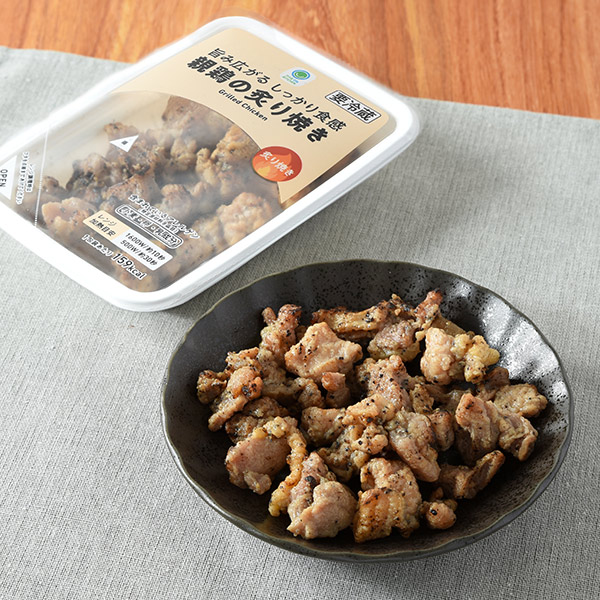 ファミリーマートの旨み広がるしっかり食感親鶏の炙り焼きを比較する。税込価格：348円。黒コショウ・にんにくをきかせた、やみつきになる味です。もも肉・むね肉をミックスしているため、食感の違いとコクのある旨みを感じられる商品です。