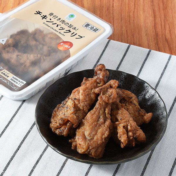 ファミリーマートの骨付き肉の旨み！チキンバックリブを比較する。税込価格：430円。背中周りの骨付き肉を炙り焼きした、濃厚な肉の旨みが特徴のチキンです。スパイシーな味付けが肉の旨みをさらに引き立てます。
