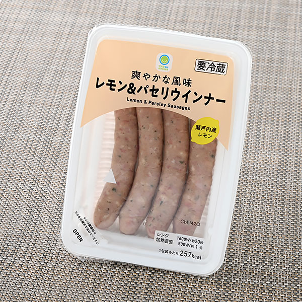 ファミリーマートの爽やかな風味レモン&パセリウインナーを比較する。税込価格：378円。瀬戸内産レモンの果汁パウダーとパセリでさわやかな風味に仕上げたウインナーです。まろやかな酸味が特徴の瀬戸内産レモンがお肉の旨みを引き立てます。