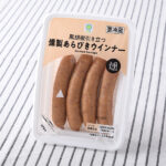 黒胡椒引き立つ燻製あらびきウインナー ファミリーマート 燻製し風味豊かに仕上げたあらびきウインナーです。黒コショウをきかせた、おつまみにぴったりな味付けです。