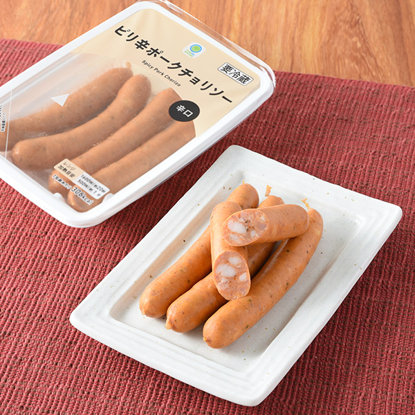 ファミリーマートのピリ辛ポークチョリソーを比較する。税込価格：358円。唐辛子を配合したコクとうま味のあるピリ辛チョリソーです。豚肉のうま味を味わえる仕立てで、ピリッと辛みがきいたおつまみにぴったりな商品です。