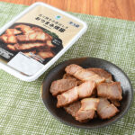 ファミリーマートの炙り焼きの香ばしさおつまみ焼豚を比較する。税込価格：398円。再仕込醤油を使用し、醤油ベースに甘さを加えたコクのある濃厚な味付けの焼豚です。直火で焼き上げた香ばしい味わいです。