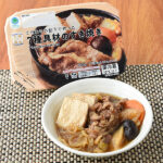 ファミリーマートのこだわりの割下で作った7種具材のすき焼きを比較する。税込価格：450円。天然醸造の木桶仕込み丸大豆醤油を使用し、昆布だしの風味がきいた割下が特徴の7種の具材が入ったすき焼きです。
