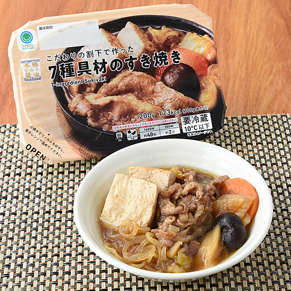 ファミリーマートのこだわりの割下で作った7種具材のすき焼きを比較する。税込価格：450円。天然醸造の木桶仕込み丸大豆醤油を使用し、昆布だしの風味がきいた割下が特徴の7種の具材が入ったすき焼きです。