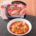 ファミリーマートのあさりとキムチの旨辛スンドゥブチゲを比較する。税込価格：448円。貝・海老・牛肉のだしの旨みがきいたスープが特徴のスンドゥブです。豆腐の食べごたえもあり、唐辛子の辛さもしっかりと感じられる仕立てです。