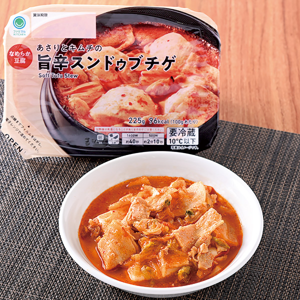 ファミリーマートのあさりとキムチの旨辛スンドゥブチゲを比較する。税込価格：448円。貝・海老・牛肉のだしの旨みがきいたスープが特徴のスンドゥブです。豆腐の食べごたえもあり、唐辛子の辛さもしっかりと感じられる仕立てです。