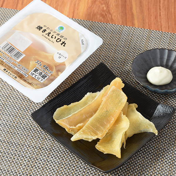 ファミリーマートのやわらか食感の焼きえいひれを比較する。税込価格：358円。おつまみにぴったりのやわらかい食感のえいひれです。マヨソースを付けてお召し上がりください。