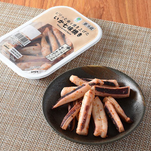 ファミリーマートのピリッと辛く焼き上げたいか七味焼きを比較する。税込価格：398円。七味で味付けして焼き上げたいか焼きです。七味の香りが広がる仕立てです。