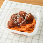 ファミリーマートのミートボール トマトのソース煮を比較する。税込価格：430円、カロリー：279kcal、1円あたりカロリー：0.65kcal/円、たんぱく質：13.2g、1円あたりたんぱく質：0.03g/円、脂質：12g、炭水化物：30.7g、食塩相当量：1.5g。特製ミートボールをハーブがきいたトマトのソースで煮込んだ、ボリューム感のある商品です。ナポリタン風のペンネ入りです。アレルギー：小麦、卵、乳成分、牛肉、ごま、大豆、鶏肉、豚肉。
