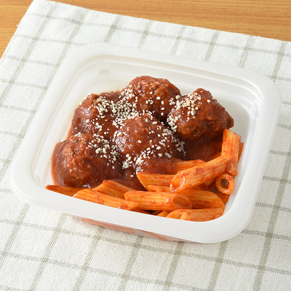 ファミリーマートのミートボール トマトのソース煮を比較する。税込価格：430円、カロリー：279kcal、1円あたりカロリー：0.65kcal/円、たんぱく質：13.2g、1円あたりたんぱく質：0.03g/円、脂質：12g、炭水化物：30.7g、食塩相当量：1.5g。特製ミートボールをハーブがきいたトマトのソースで煮込んだ、ボリューム感のある商品です。ナポリタン風のペンネ入りです。アレルギー：小麦、卵、乳成分、牛肉、ごま、大豆、鶏肉、豚肉。