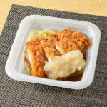 ファミリーマートのおろしポン酢のチキンカツを比較する。税込価格：430円、カロリー：299kcal、1円あたりカロリー：0.70kcal/円、たんぱく質：16.6g、1円あたりたんぱく質：0.04g/円、脂質：15.7g、炭水化物：23.3g、食塩相当量：2.4g。だしの旨みが広がる特製おろしポン酢で食べる、さっぱりと仕立てたチキンカツです。パスタ入りです。アレルギー：小麦、乳成分、大豆、鶏肉、ゼラチン。