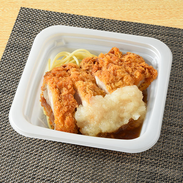 ファミリーマートのおろしポン酢のチキンカツを比較する。税込価格：430円、カロリー：299kcal、1円あたりカロリー：0.70kcal/円、たんぱく質：16.6g、1円あたりたんぱく質：0.04g/円、脂質：15.7g、炭水化物：23.3g、食塩相当量：2.4g。だしの旨みが広がる特製おろしポン酢で食べる、さっぱりと仕立てたチキンカツです。パスタ入りです。アレルギー：小麦、乳成分、大豆、鶏肉、ゼラチン。