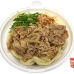 セブンイレブンの牛肉うどんを比較する。税込価格：626円、カロリー：447kcal、1円あたりカロリー：0.71kcal/円、たんぱく質：19.8g、1円あたりたんぱく質：0.03g/円、脂質：12g、炭水化物：67.3g、糖質：62.6g、食物繊維：4.7g、食塩相当量：5.5g。国産小麦粉を使用した麺、鰹と昆布の風味豊かなつゆに、牛肉を盛りつけた温かいうどんです。アレルギー：小麦。