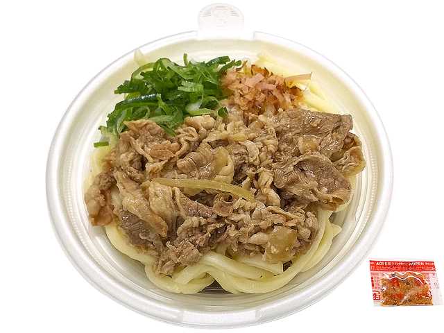 セブンイレブンの牛肉うどんを比較する。税込価格：626円、カロリー：447kcal、1円あたりカロリー：0.71kcal/円、たんぱく質：19.8g、1円あたりたんぱく質：0.03g/円、脂質：12g、炭水化物：67.3g、糖質：62.6g、食物繊維：4.7g、食塩相当量：5.5g。国産小麦粉を使用した麺、鰹と昆布の風味豊かなつゆに、牛肉を盛りつけた温かいうどんです。アレルギー：小麦。