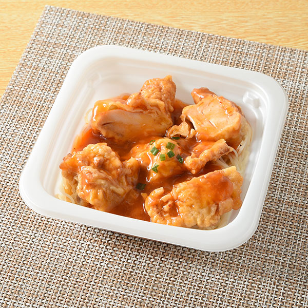 ファミリーマートの鶏唐揚げのチリソースを比較する。税込価格：430円、カロリー：304kcal、1円あたりカロリー：0.71kcal/円、たんぱく質：15.9g、1円あたりたんぱく質：0.04g/円、脂質：13.7g、炭水化物：29.7g、食塩相当量：3.6g。醤油や塩こうじで仕上げた鶏唐揚げに、甘辛なチリソースをかけました。ビーフン入りです。アレルギー：小麦、卵、乳成分、ごま、大豆、鶏肉。