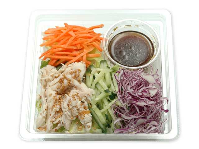 セブンイレブンのシャキシャキ野菜と蒸し鶏のサラダを比較する。税込価格：421円、カロリー：123kcal、1円あたりカロリー：0.29kcal/円、たんぱく質：12g、1円あたりたんぱく質：0.03g/円、脂質：2g、炭水化物：15.8g、糖質：12.5g、食物繊維：3.3g、食塩相当量：2.7g。蒸し鶏と野菜をピリッとした辛みと香りのある柚子胡椒ドレッシングで食べるサラダです。アレルギー：卵、小麦。