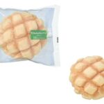セブンイレブンのサクふわメロンパンを比較する。税込価格：127円、カロリー：358kcal、1円あたりカロリー：2.81kcal/円、たんぱく質：7g、1円あたりたんぱく質：0.05g/円、脂質：11.4g、炭水化物：57.5g、糖質：56g、食物繊維：1.5g、食塩相当量：0.4g。ふんわりしたパン生地とビス生地のサクッとした食感が特長の人気の菓子パンです。アレルギー：卵、乳、小麦。