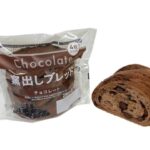 セブンイレブンの窯出しブレッド チョコレートを比較する。税込価格：270円、カロリー：529kcal、1円あたりカロリー：1.96kcal/円、たんぱく質：12.3g、1円あたりたんぱく質：0.05g/円、脂質：20.3g、炭水化物：74.7g、糖質：70.2g、食物繊維：4.5g、食塩相当量：1.6g。高温スチームオーブンで焼いた、表面が香ばしく、中がもっちりとした食感の本格的な食卓パンです。アレルギー：卵、乳、小麦。