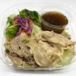 セブンイレブンの豚しゃぶのパスタサラダを比較する。税込価格：397円、カロリー：358kcal、1円あたりカロリー：0.90kcal/円、たんぱく質：17g、1円あたりたんぱく質：0.04g/円、脂質：11.2g、炭水化物：49.2g、糖質：45.2g、食物繊維：4g、食塩相当量：3.1g。豚しゃぶ等の具材にノンオイル青じそをかけて、さっぱり食べていただけるパスタサラダです。アレルギー：卵、小麦。