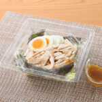 ファミリーマートのたんぱく質が摂れる！鶏むね肉とたまごのサラダを比較する。税込価格：488円、カロリー：169kcal、1円あたりカロリー：0.35kcal/円、たんぱく質：23g、1円あたりたんぱく質：0.05g/円、脂質：7.2g、炭水化物：3.4g、食塩相当量：1.3g。たんぱく質が摂れるサラダです。キャベツ・大根・サニーレタスにしっとりとした鶏むね肉とゆで卵をトッピングしました。すりおろし野菜ドレッシング付きです。アレルギー：小麦、卵、ごま、大豆、鶏肉、りんご。