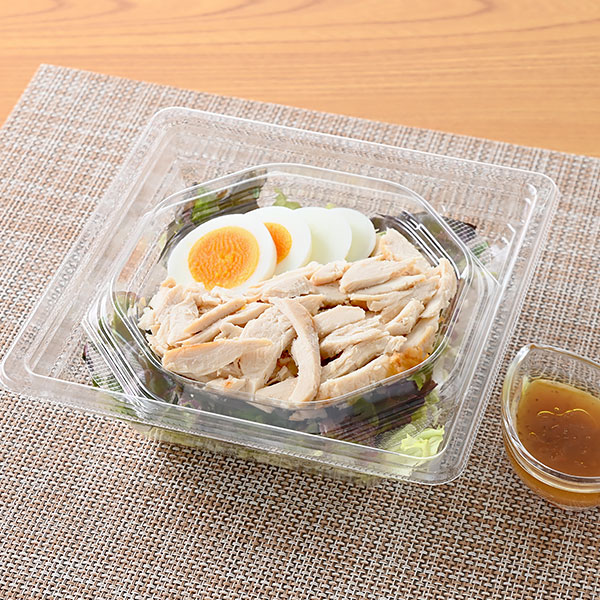 ファミリーマートのたんぱく質が摂れる！鶏むね肉とたまごのサラダを比較する。税込価格：488円、カロリー：169kcal、1円あたりカロリー：0.35kcal/円、たんぱく質：23g、1円あたりたんぱく質：0.05g/円、脂質：7.2g、炭水化物：3.4g、食塩相当量：1.3g。たんぱく質が摂れるサラダです。キャベツ・大根・サニーレタスにしっとりとした鶏むね肉とゆで卵をトッピングしました。すりおろし野菜ドレッシング付きです。アレルギー：小麦、卵、ごま、大豆、鶏肉、りんご。