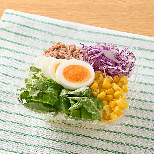 ファミリーマートのシーチキン&たまごのサラダを比較する。税込価格：278円、カロリー：88kcal、1円あたりカロリー：0.32kcal/円、たんぱく質：6.1g、1円あたりたんぱく質：0.02g/円、脂質：4.9g、炭水化物：6.1g、食塩相当量：0.3g。シーチキンとゆでたまごをトッピングしたサラダです。4品目野菜（キャベツ・紫キャベツ・コーン・グリーンリーフ）を合わせてトッピングしました。 ドレッシング別売りです。アレルギー：小麦、卵、大豆。