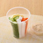 ファミリーマートの野菜スティック(味噌マヨ)を比較する。税込価格:298円、カロリー:168kcal、1円あたりカロリー:0.56kcal/円、たんぱく質:1.8g、1円あたりたんぱく質:0.01g/円、脂質:14.3g、炭水化物:8.8g、食塩相当量:1.2g。大根・人参・きゅうりスティックとキャベツ入りで、手軽に生野菜が摂れる野菜スティックです。味噌マヨ付きです。アレルギー:小麦、卵、大豆、りんご。