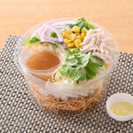 ファミリーマートのパリパリ麺サラダを比較する。税込価格:420円、カロリー:258kcal、1円あたりカロリー:0.61kcal/円、たんぱく質:7.3g、1円あたりたんぱく質:0.02g/円、脂質:13.7g、炭水化物:27.9g、食塩相当量:2.3g。1/3日分の野菜が摂れるパリパリ麺サラダです。全粒粉入りのパリパリ麺・蒸し鶏・コーン・キャベツ・大根などを使用しました。玉ねぎ醤油ドレッシングとマヨソース付きです。アレルギー:小麦、卵、ごま、大豆、鶏肉、りんご。
