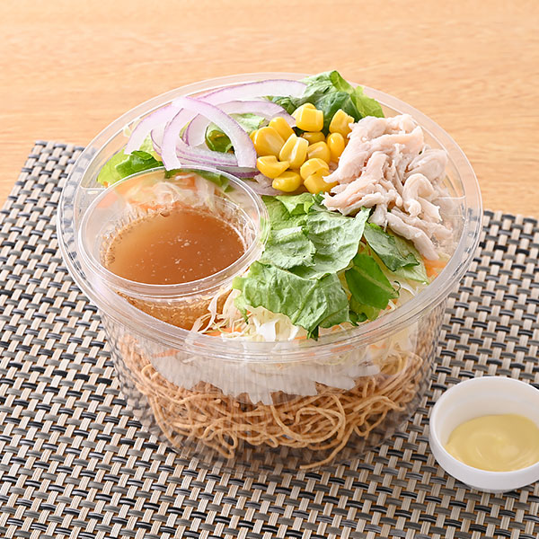 ファミリーマートのパリパリ麺サラダを比較する。税込価格：420円、カロリー：258kcal、1円あたりカロリー：0.61kcal/円、たんぱく質：7.3g、1円あたりたんぱく質：0.02g/円、脂質：13.7g、炭水化物：27.9g、食塩相当量：2.3g。1/3日分の野菜が摂れるパリパリ麺サラダです。全粒粉入りのパリパリ麺・蒸し鶏・コーン・キャベツ・大根などを使用しました。玉ねぎ醤油ドレッシングとマヨソース付きです。アレルギー：小麦、卵、ごま、大豆、鶏肉、りんご。