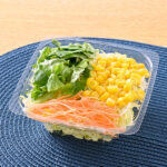 ファミリーマートのフレッシュ野菜サラダ。税込価格：198円、カロリー：40kcal、たんぱく質：1.5g、脂質：0.9g、炭水化物：7.6g、食塩相当量：0.1g。キャベツ・コーン・人参・グリーンリーフを使用したシンプルな野菜サラダです。 ドレッシング別売りです。アレルギー：小麦。
