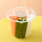 ファミリーマートの大盛!野菜スティック(ごまマヨ)を比較する。税込価格:398円、カロリー:235kcal、1円あたりカロリー:0.59kcal/円、たんぱく質:3g、1円あたりたんぱく質:0.01g/円、脂質:20.1g、炭水化物:12.2g、食塩相当量:1.2g。大根・人参・きゅうりスティックとキャベツ入りで、手軽に生野菜が摂れる野菜スティックです。ごまマヨ付きです。アレルギー:小麦、卵、ごま、大豆、りんご。