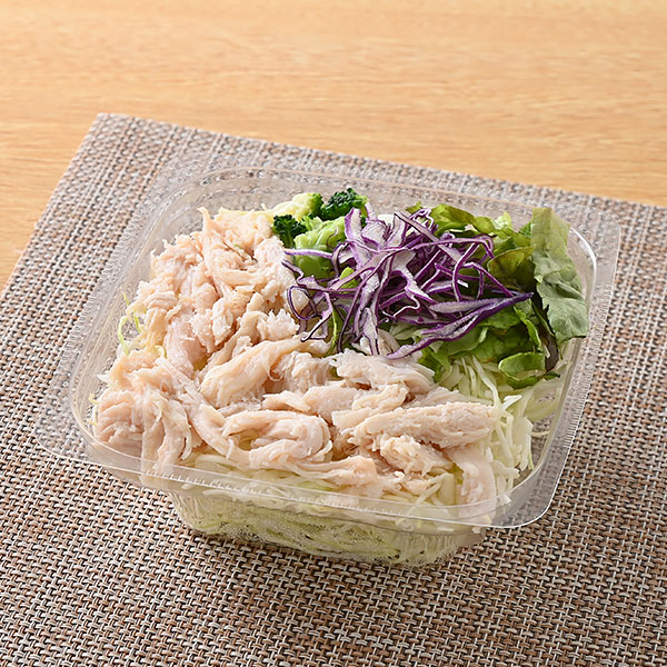 ファミリーマートのサラダチキンのサラダを比較する。税込価格：268円、カロリー：60kcal、1円あたりカロリー：0.22kcal/円、たんぱく質：9.4g、1円あたりたんぱく質：0.04g/円、脂質：1.3g、炭水化物：3.6g、食塩相当量：0.5g。蒸し鶏・キャベツ・サニーレタス・紫キャベツ・ブロッコリーをトッピングしたサラダです。 ドレッシング別売りです。アレルギー：卵、大豆、鶏肉。