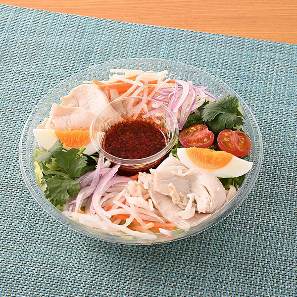 ファミリーマートの【東京都の一部・神奈川県の一部】国産チキンとパクチーのエスニックサラダを比較する。税込価格：598円、カロリー：139kcal、1円あたりカロリー：0.23kcal/円、たんぱく質：14.9g、1円あたりたんぱく質：0.02g/円、脂質：5.6g、炭水化物：8.3g、食塩相当量：2.4g。香りのよいパクチーとサラダチキンを組み合わせたサラダです。さわやかなハーブの香りのナンプラー＆エスニックソース付です。アレルギー：小麦、卵、乳成分、大豆、鶏肉。