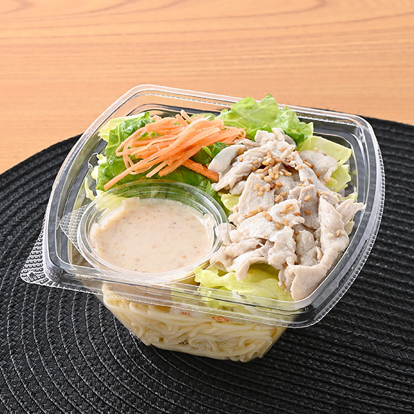 ファミリーマートのたんぱく質が摂れる！豚しゃぶのパスタサラダを比較する。税込価格：398円、カロリー：284kcal、1円あたりカロリー：0.71kcal/円、たんぱく質：15g、1円あたりたんぱく質：0.04g/円、脂質：10g、炭水化物：35g、食塩相当量：2.4g。たんぱく質が15.0g摂れる豚しゃぶパスタサラダです。柑橘とだしで味付けしたパスタに、ごまドレッシングを合わせました。アレルギー：小麦、卵、ごま、大豆、豚肉、りんご。