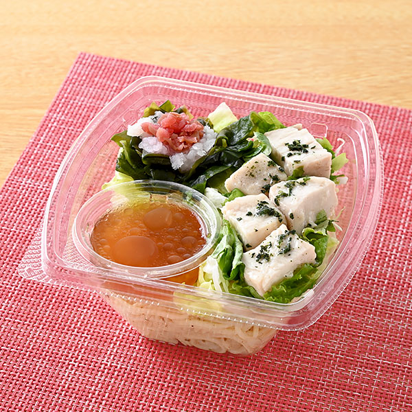 ファミリーマートの鶏むね肉と梅おろしのパスタサラダを比較する。税込価格：420円、カロリー：232kcal、1円あたりカロリー：0.55kcal/円、たんぱく質：16.6g、1円あたりたんぱく質：0.04g/円、脂質：5g、炭水化物：31.4g、食塩相当量：3.3g。青じそ風味のパスタに、鶏むね肉・大根おろし・カリカリ梅・わかめ・野菜をトッピングしました。おろしポン酢ドレッシング付きです。アレルギー：小麦、大豆、鶏肉、りんご。