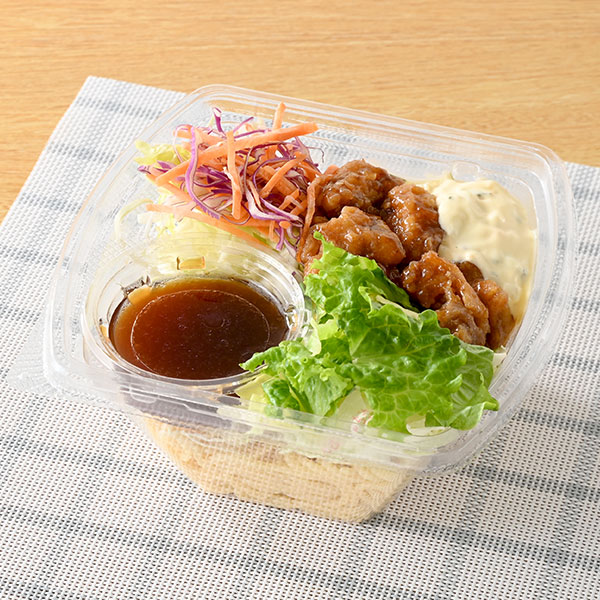 ファミリーマートの【九州】唐揚げタルタルパスタサラダを比較する。税込価格：398円。甘辛いタレで和えた唐揚げとタルタルソースを組み合わせたパスタサラダです。玉ねぎ醤油ドレッシング付きです。