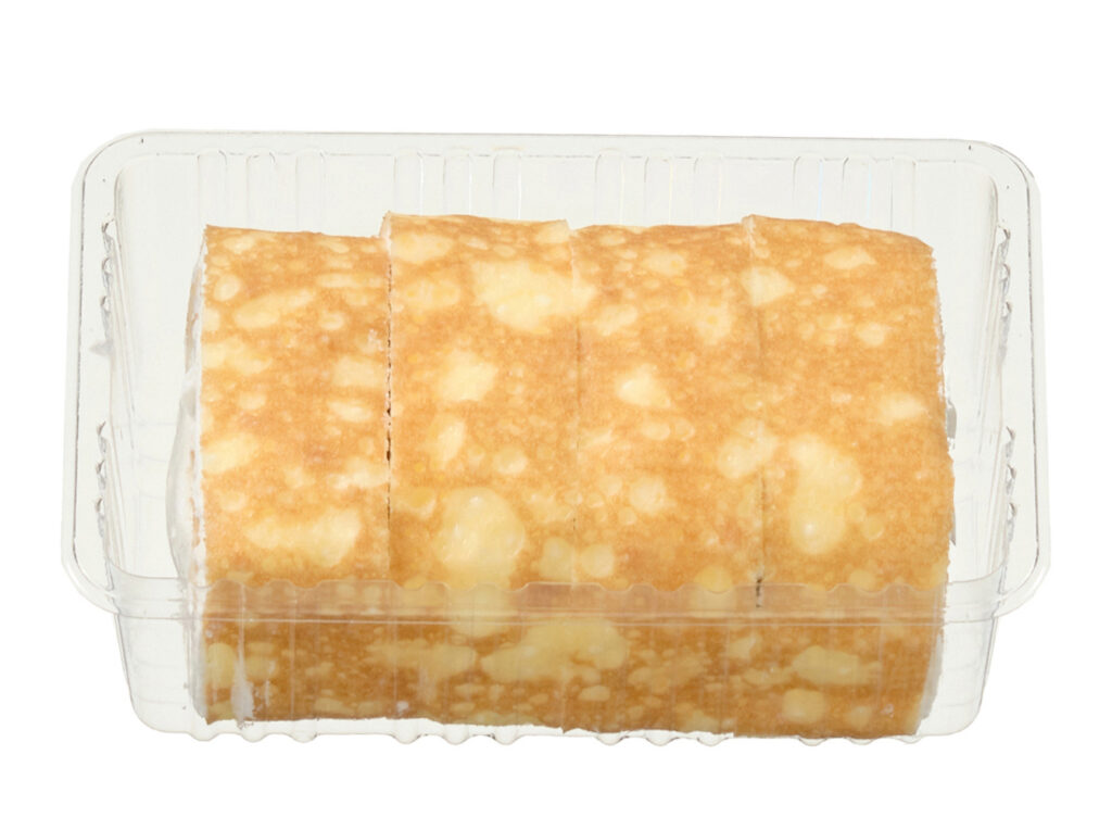 セブンイレブンの７プレミアム もちもち食感のくるくるミルクレープを比較する。税込価格：322円、カロリー：314kcal、1円あたりカロリー：0.98kcal/円、たんぱく質：3.5g、1円あたりたんぱく質：0.01g/円、脂質：19.3g、炭水化物：31.6g、糖質：31.4g、食物繊維：0.2g、食塩相当量：0.3g。クレープ生地にカスタードクリームを重ねてロール状に巻いた、一口サイズのミルクレープです。シェアしても食べられる４切入。アレルギー：卵、乳、小麦。