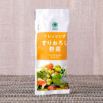 ファミリーマートのすりおろし野菜ドレッシング。税込価格：35円。たまねぎ・にんじんの2種の野菜の風味をいかしたドレッシングです。