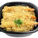 セブンイレブンのお出汁がしみ込む海老天とじ丼を比較する。税込価格：754円、カロリー：632kcal、1円あたりカロリー：0.84kcal/円、たんぱく質：17.8g、1円あたりたんぱく質：0.02g/円、脂質：12.5g、炭水化物：112.7g、糖質：111.5g、食物繊維：1.2g、食塩相当量：3.9g。海老天を３本盛り付けた、出汁の旨味とやわらかくとじた玉子を味わえる丼です。アレルギー：卵、小麦、えび。