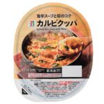 セブンイレブンの７プレミアム カルビクッパを比較する。税込価格：322円、カロリー：276kcal、1円あたりカロリー：0.86kcal/円、たんぱく質：11.6g、1円あたりたんぱく質：0.04g/円、脂質：6.9g、炭水化物：44g、糖質：40.1g、食物繊維：3.9g、食塩相当量：3.4g。旨辛スープと醤のコクが味わえるカルビクッパです。アレルギー：乳、小麦。
