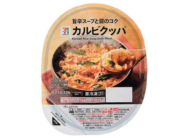 セブンイレブンの７プレミアム カルビクッパを比較する。税込価格：322円、カロリー：276kcal、1円あたりカロリー：0.86kcal/円、たんぱく質：11.6g、1円あたりたんぱく質：0.04g/円、脂質：6.9g、炭水化物：44g、糖質：40.1g、食物繊維：3.9g、食塩相当量：3.4g。旨辛スープと醤のコクが味わえるカルビクッパです。アレルギー：乳、小麦。