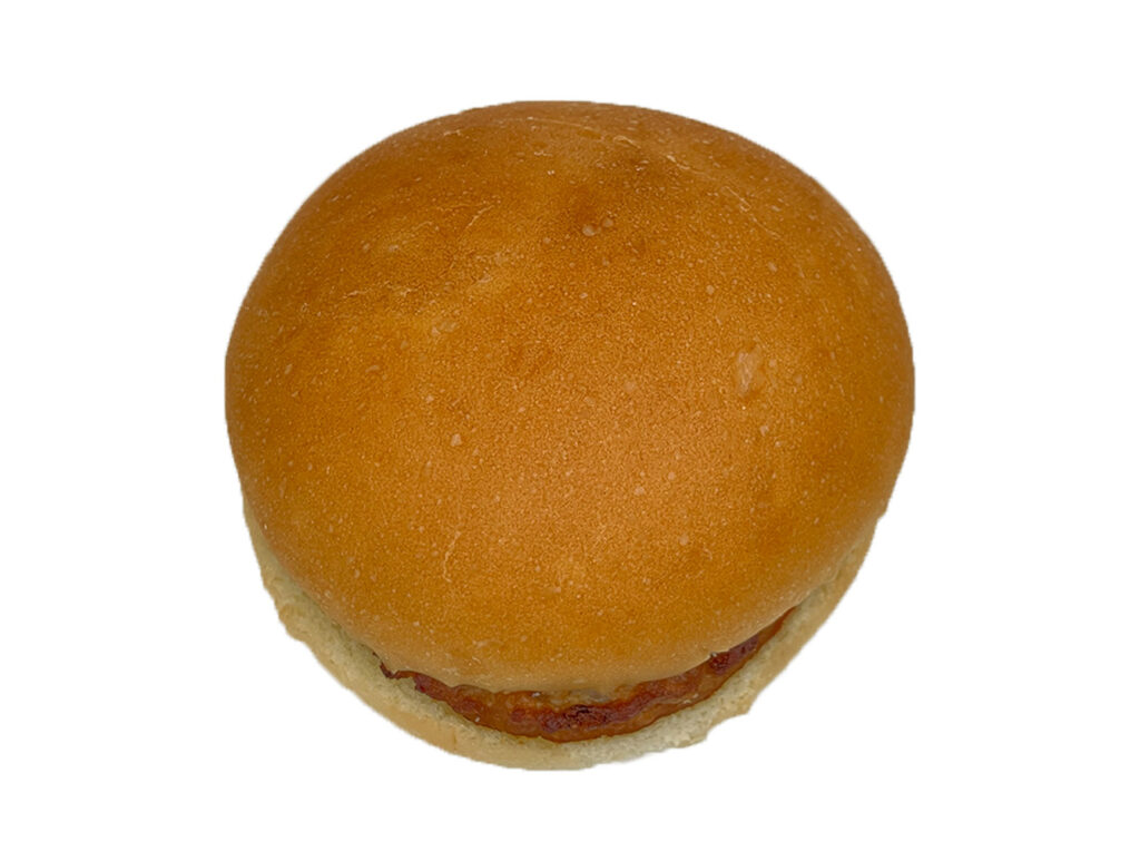 セブンイレブンの照りマヨバーガーを比較する。税込価格：138円、カロリー：358kcal、1円あたりカロリー：2.59kcal/円、たんぱく質：7.8g、1円あたりたんぱく質：0.06g/円、脂質：23.4g、炭水化物：29.8g、糖質：28.3g、食物繊維：1.5g、食塩相当量：1.9g。ふんわりとしたパン生地に、ハンバーグと照り焼きソース,マヨネーズを挟み、ジューシーに仕上げた値ごろ感のある惣菜パンです。アレルギー：卵、乳、小麦。
