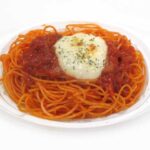 セブンイレブンのとろーりチーズソースのナポリタンを比較する。税込価格：410円、カロリー：528kcal、1円あたりカロリー：1.29kcal/円、たんぱく質：16.5g、1円あたりたんぱく質：0.04g/円、脂質：17.1g、炭水化物：79.9g、糖質：74.1g、食物繊維：5.8g、食塩相当量：3.6g。コクのあるチーズソースを組み合わせた、酸味と甘味のあるナポリタンです。アレルギー：乳、小麦。