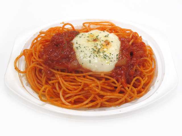 セブンイレブンのとろーりチーズソースのナポリタンを比較する。税込価格：410円、カロリー：528kcal、1円あたりカロリー：1.29kcal/円、たんぱく質：16.5g、1円あたりたんぱく質：0.04g/円、脂質：17.1g、炭水化物：79.9g、糖質：74.1g、食物繊維：5.8g、食塩相当量：3.6g。コクのあるチーズソースを組み合わせた、酸味と甘味のあるナポリタンです。アレルギー：乳、小麦。