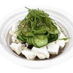 セブンイレブンの宮崎名物 冷や汁を比較する。税込価格：397円、カロリー：138kcal、1円あたりカロリー：0.35kcal/円、たんぱく質：11.9g、1円あたりたんぱく質：0.03g/円、脂質：7.4g、炭水化物：6.8g、糖質：5g、食物繊維：1.8g、食塩相当量：2.7g。宮崎県の郷土料理「冷や汁」です。かつお節と昆布を効かせてさっぱりと食べやすい味付けです。ご飯は別売りです。アレルギー：なし。