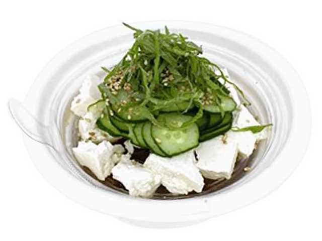 セブンイレブンの宮崎名物 冷や汁を比較する。税込価格：397円、カロリー：138kcal、1円あたりカロリー：0.35kcal/円、たんぱく質：11.9g、1円あたりたんぱく質：0.03g/円、脂質：7.4g、炭水化物：6.8g、糖質：5g、食物繊維：1.8g、食塩相当量：2.7g。宮崎県の郷土料理「冷や汁」です。かつお節と昆布を効かせてさっぱりと食べやすい味付けです。ご飯は別売りです。アレルギー：なし。