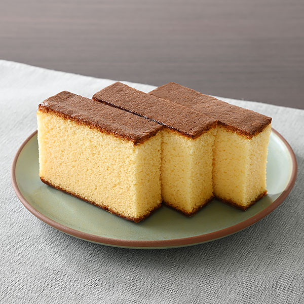 ファミリーマートの風味豊かなしっとりカステラ。税込価格：288円。卵の豊かな風味が楽しめる、しっとり食感の3切れ入りカステラです。